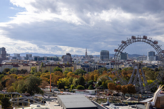 Panorama von Wien mit dem ber&uuml;hmten Riesenrad des Praters rechts im Vordergrund