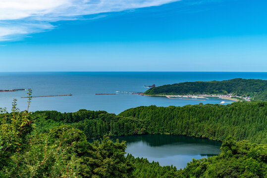 展望台から眺める日本海の絶景。爆裂火口でできた湾と火山湖は格別美しい