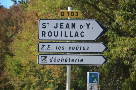 Panneaux de direction : Saint-Jean-d'Ang&eacute;ly, Rouillac, ZE Les Vo&ucirc;tes, d&eacute;ch&egrave;terie.
