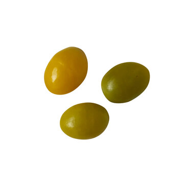 ぎんなん 3粒の切り抜き。殻を剥いたつやつやとした翡翠色が美しい生の銀杏・野菜フード素材 俯瞰