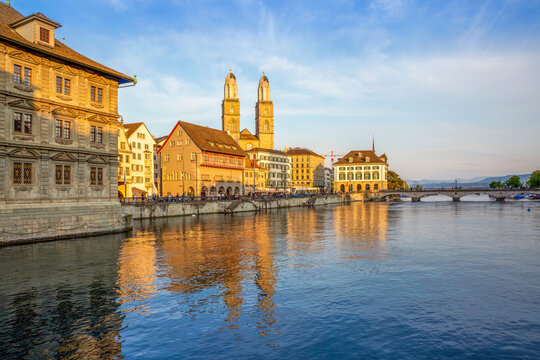 Grossm�nster and M�nster bridge over river Limmat in Zurich at sunset