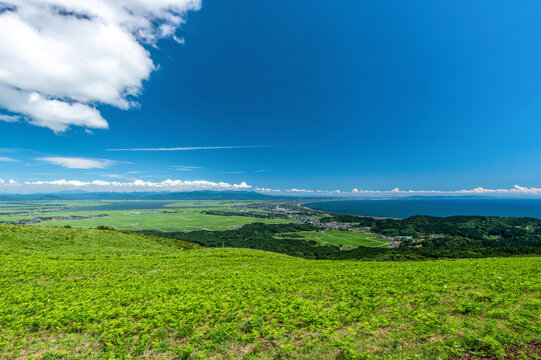 【秋田県男鹿半島】寒風山から見た日本海と八郎潟干拓地の水田の絶景