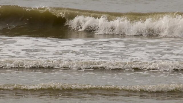Vagues agit&eacute;es sur la mer m&eacute;diterran&eacute;enne