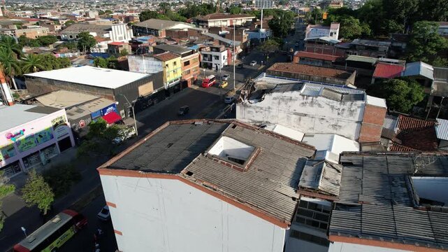 Horizontal video footage of Calle 5 in Cali, Valle del Cauca, Colombia, showing a house with visible damage following the August 2026 earthquake. The footage documents the impact of the seismic event