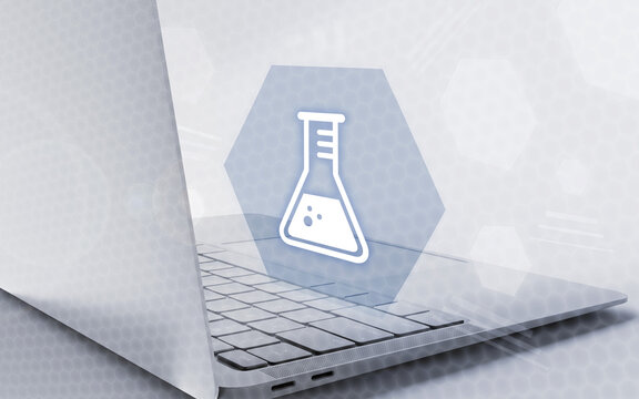 Ilustraci&oacute;n digital de una computadora port&aacute;til moderna con un icono de matraz de qu&iacute;mica hologr&aacute;fico sobre un fondo tecnol&oacute;gico abstracto para ciencias de laboratorio.