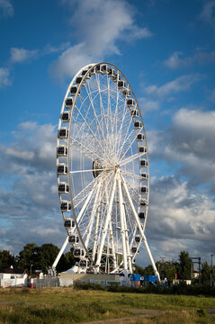 Blick auf ein Riesenrad in Warnem&uuml;nde, Deutschland am 24. August 2025