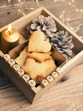Small wooden block with the German words Frohes Fest and Christmas decoration