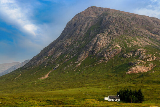 Lagangarbh Hut, also known as Wee White House Glen Coe, with the peak of Buachaille Etive Mor in the background, in Glen Coe in the Highlands of Scotland.