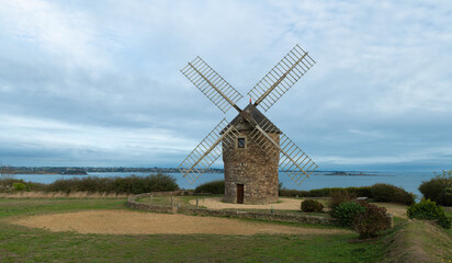 moulin à vent de Craca à Plouézec - Bretagne © aquaphoto