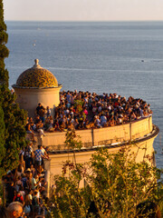La tour Bellanda à Nice qui surplombe la promenade des Anglais envahie de touristes  © Shoot Riviera