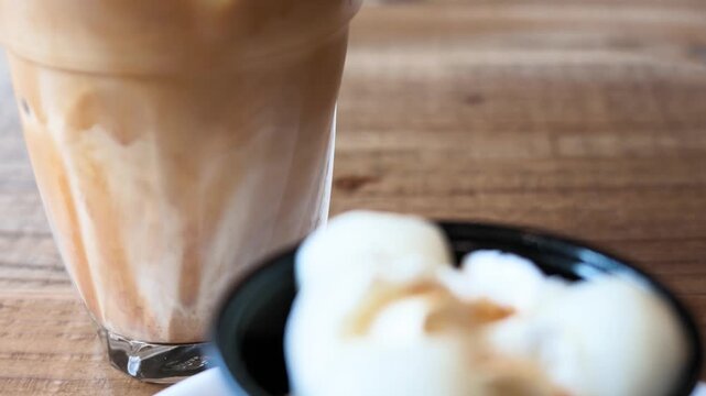アイスラテと白玉クリームの和スイーツ カフェのテーブル 4K実写