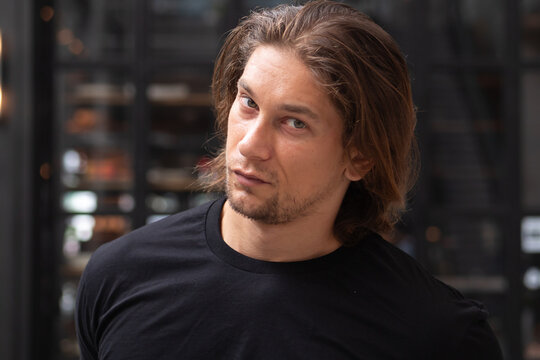 30s caucasian man in casual clothing, showing a skeptic and questioning mood while looking at camera