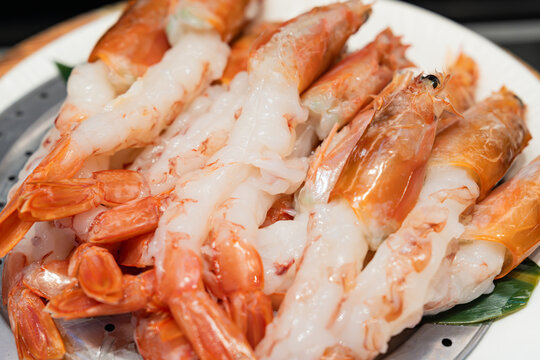 Fresh shrimp beautifully arranged in large quantities for a seafood buffet.
