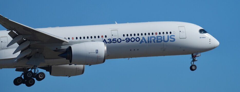 Airbus A350 900 en vol gros plan avant banni&egrave;re