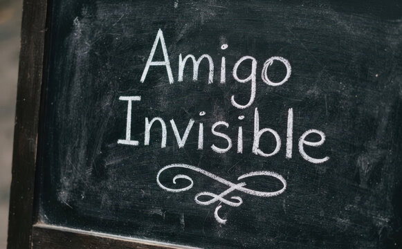 Amigo Invisible texto en pizarra para sorteo de regalos y celebracion de Navidad