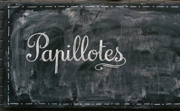 Papillotes ecriture craie sur tableau noir style cafe restaurant et cuisine