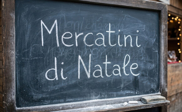 Mercatini di Natale scritta su lavagna a gesso per decorazione natalizia e atmosfera delle feste