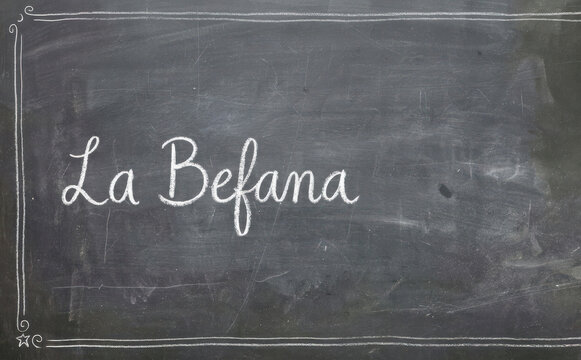 La Befana scritta a gesso su lavagna scolastica, tradizione italiana ed epifania