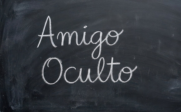 Amigo Oculto escrito com giz na lousa, conceito de sorteio de presentes de Natal, amizade, confraterniza&ccedil;&atilde;o e festas de fim de ano