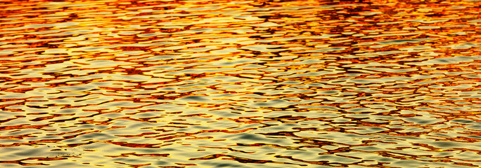 Abstrakter Hintergrund mit Lichtreflexionen auf welligen Wasser © sida