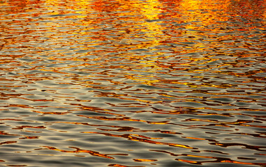 Abstrakter Hintergrund mit Lichtreflexionen auf welligen Wasser © sida
