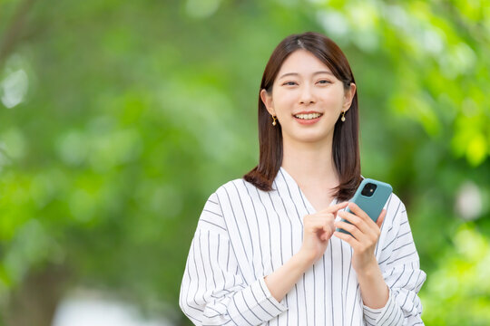スマホ　女性　新緑