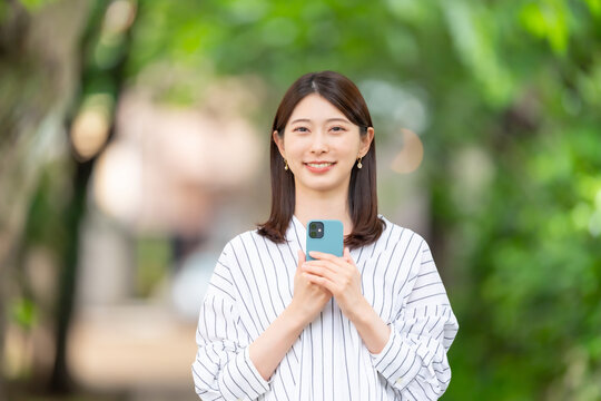 スマホ　女性　新緑