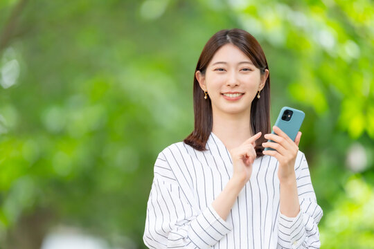 スマホ　女性　新緑