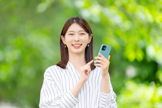 スマホ　女性　新緑