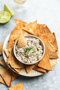 rillettes de sardine cr&eacute;meuses au fromage frais citron vert et aneth avec des tortillas croustillantes fait maison