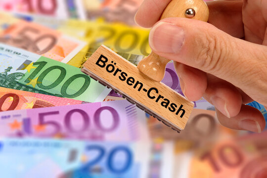 Ein Holzstempel ist beschriftet mit dem Aufdruck: B&ouml;rsen-Crash