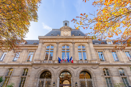 Fa&ccedil;ade de la mairie du 16&egrave;me arrondissement de Paris, France. Ce b&acirc;timent h&eacute;berge les services administratifs pour les habitants de l'arrondissement