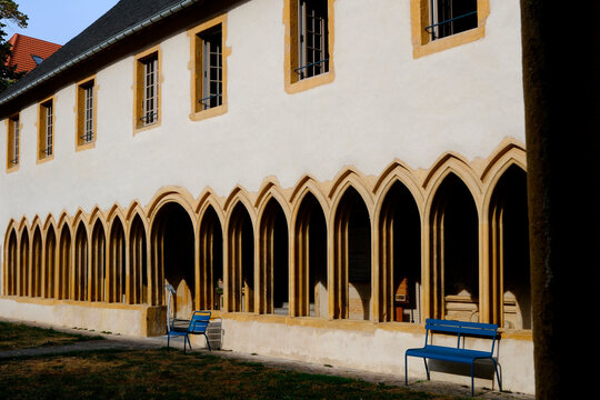 R&eacute;collets Cloister, Metz, Moselle, France. The lower gallery features a continuous row of Gothic arcades made of cut stone at the base of a perforated fa&ccedil;ade.