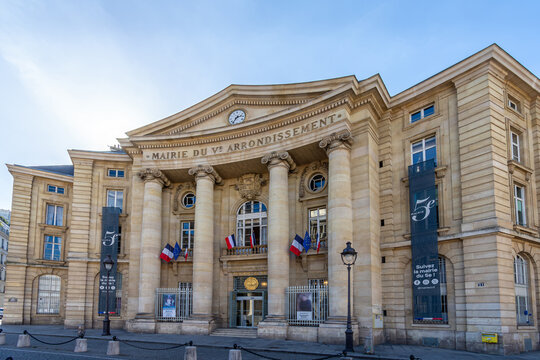 Paris, France - 14 octobre 2026: Fa&ccedil;ade de la mairie du 5&egrave;me arrondissement de Paris, France. Ce b&acirc;timent h&eacute;berge les services administratifs pour les habitants de l'arrondissement