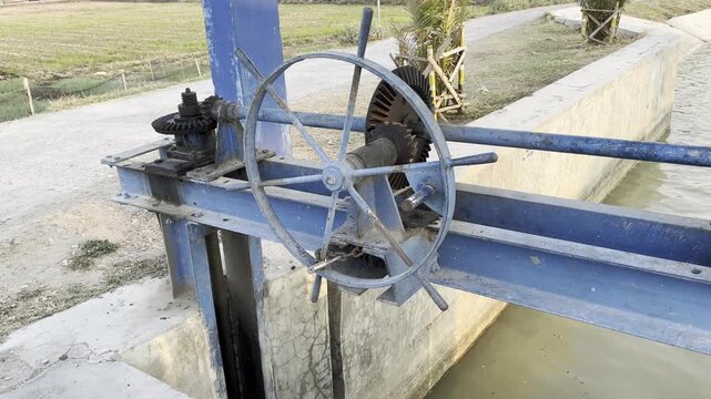 Manual water gate control mechanism for agriculture irrigation system