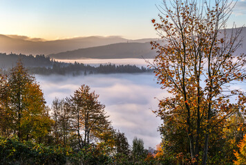 Jesienny poranek w górach, mgła w dolinie o wschodzie słońca. Laliki. Beskidy. Polska © mycatherina