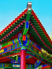 a brightly painted cornice and a system of wooden brackets (dougong) on ​​a Chinese-style pavilion © Shauerman