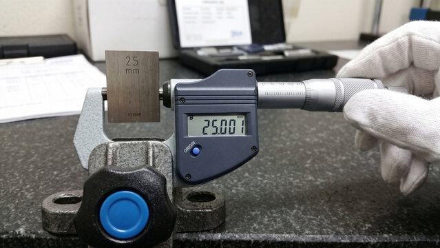 Digital micrometer calibration on granite surface plate using 25mm gauge block in metrology lab