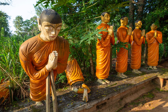 Painted statues of praying Buddhist monks at Sigiriya Buddhist Temple, Central Province, Sigiriya, Sri Lanka