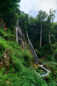Stunning Cascading Waterfalls Surrounded by Lush Greenery