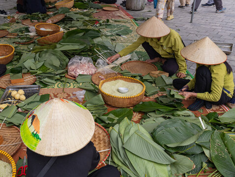 Community preparing traditional b&aacute;nh chưng ingredients during Lunar New Year celebrations in Tam Coc, Vietnam