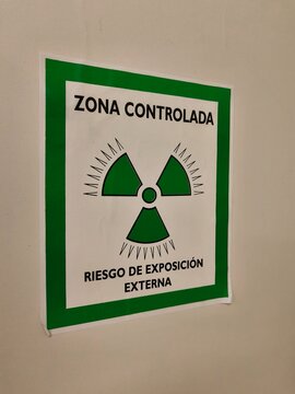 Se&ntilde;al de peligro por exposici&oacute;n a rayos x en zona controlada