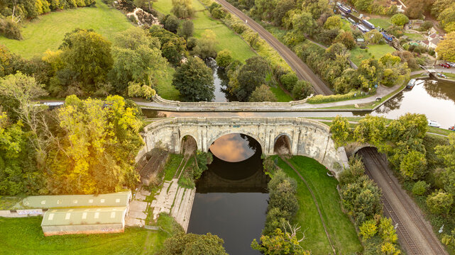 Dundas Aqueduct carries canal boats over the River Avon in England.