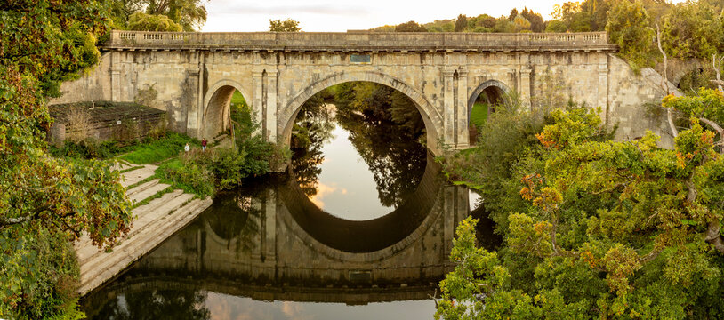 Dundas Aqueduct carries canal boats over the River Avon in England.