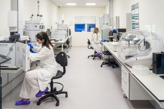 Scientists Collaborate on Research in a Modern Lab