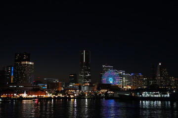 Fototapeta premium 海に映るみなとみらいの夜景と観覧車 冬の横浜 夜空のコピースペース