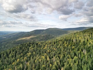 Beskidy - Polska  Babia Góra i okolice, zdjęcie wykonane dronem. Krajobraz, las, góry, piękny widok © Konrad