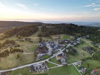 Kościelisko - Polska Piękny zachód słonca z widokiem na Tatry. Zdjęcie wykonane z Kościeliska dronem. Góry, zachód słonca, niebo , piękne kolory, lato, jesień, wiosna © Konrad