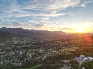 Kościelisko - Polska Piękny zachód słonca z widokiem na Tatry. Zdjęcie wykonane z Kościeliska dronem. Góry, zachód słonca, niebo , piękne kolory, lato, jesień, wiosna © Konrad