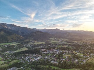 Kościelisko - Polska Piękny zachód słonca z widokiem na Tatry. Zdjęcie wykonane z Kościeliska dronem. Góry, zachód słonca, niebo , piękne kolory, lato, jesień, wiosna © Konrad
